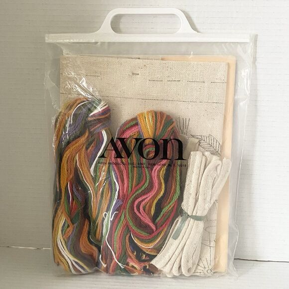 VTG 1972 Avon Creative Needlecraft Crewel Embroidery Pillow Kit "The Bee Garden" - Picture 5 of 6